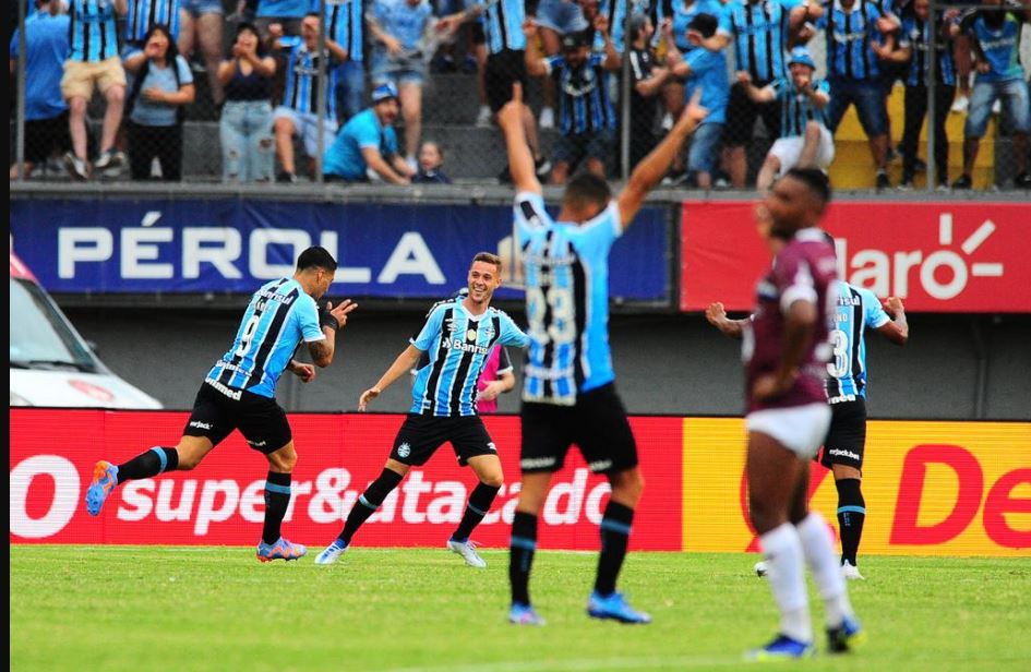 O matador tricolor fazendo a festa com seus colegas.