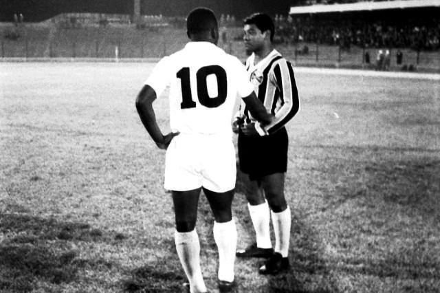 Pelé e Alcindo "Bugre Xucro" na inauguração do Estádio Colosso da Lagoa, Erechim - RS - Brasil, ano 1970