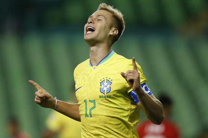 Joia da base do Grêmio se destaca na vitória contra o Paraguai marcando seu o seu gol