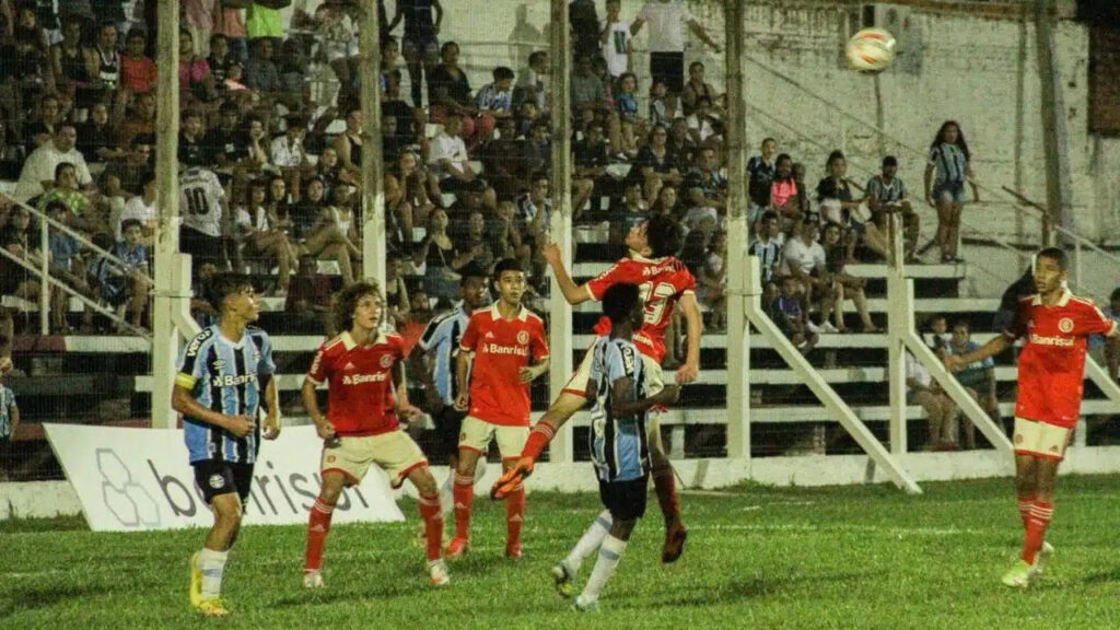 “A gurizada do Grêmio tá imbatível" Grêmio é campeão do 42° EFIPAN derrotando o olimpia por 4 a 1