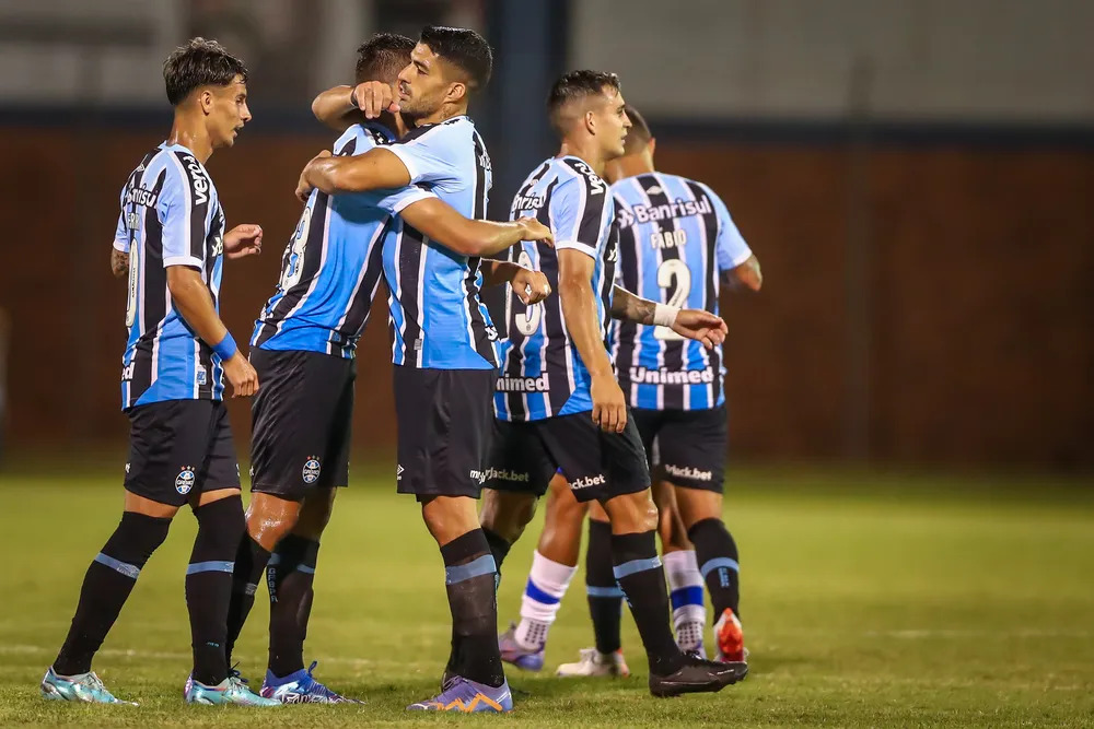 Grêmio é líder do campeonato e com time próximo do ideal, mas tem dificuldade para manter 100% no Gauchão