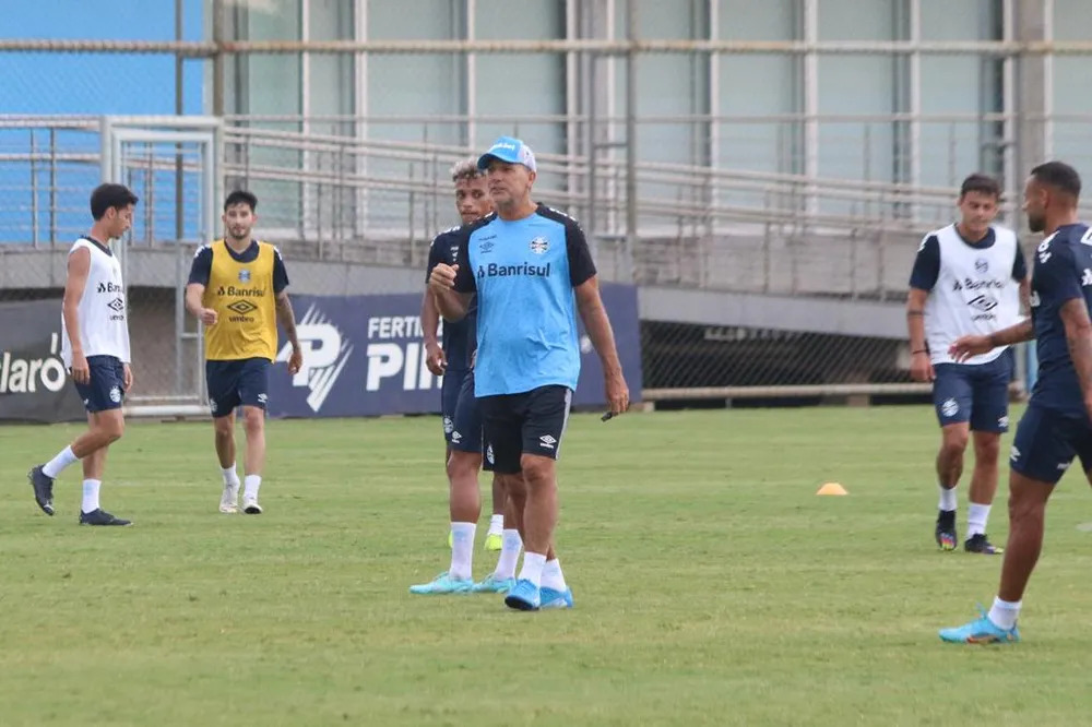 Villasanti ou Carballo disputa acirrada pela vaga do meio campo do Grêmio