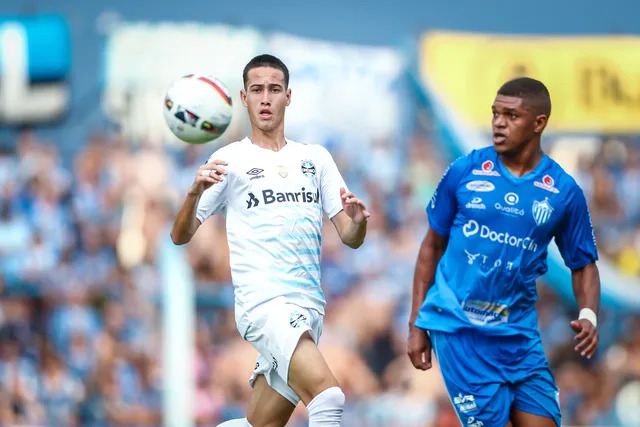 Grêmio: "Zona diferente para mim" Com poucos pontas no time tricolor Gabriel Silva Ganha espaço em nova função