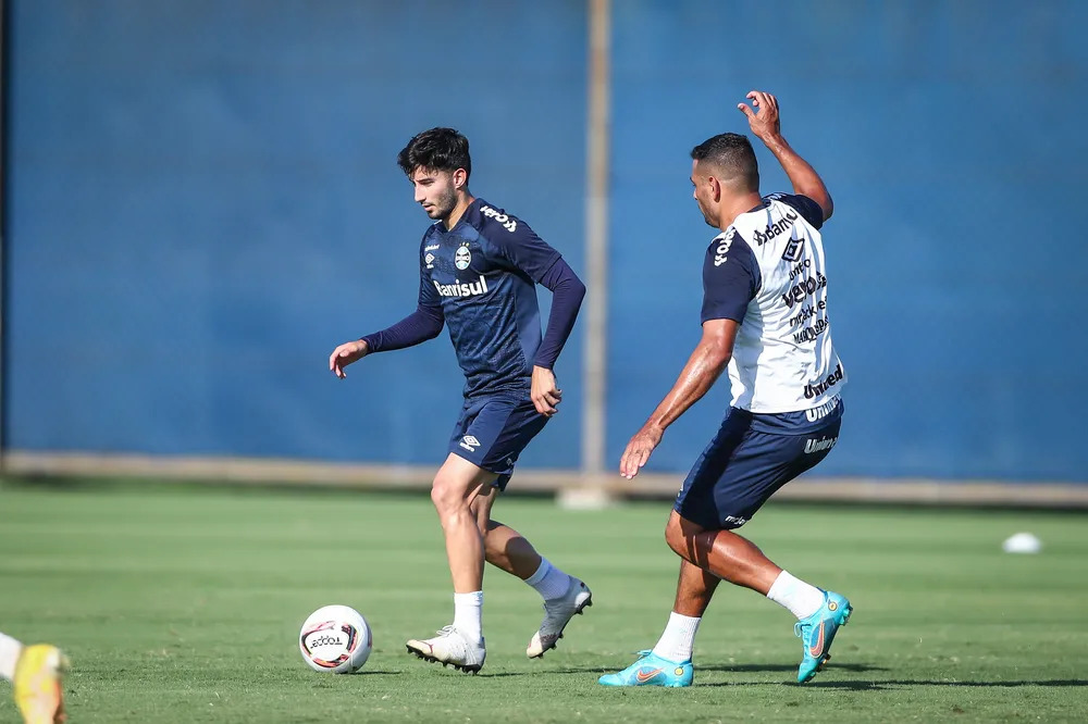 Villasanti vai ser titular no Grêmio hoje e tenta recuperar seu espaço em time