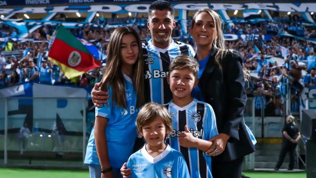 “Futuros craques do Grêmio” Centroavante matriculou seus filhos em escolinhas do Tricolor