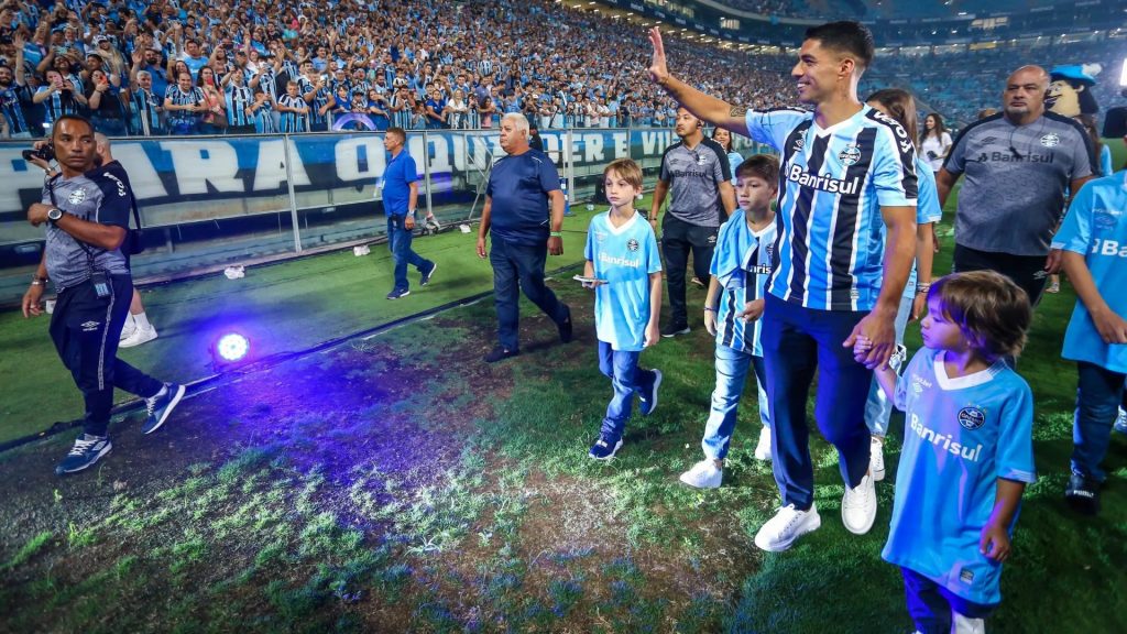 “Futuros craques do Grêmio” Centroavante matriculou seus filhos em escolinhas do Tricolor