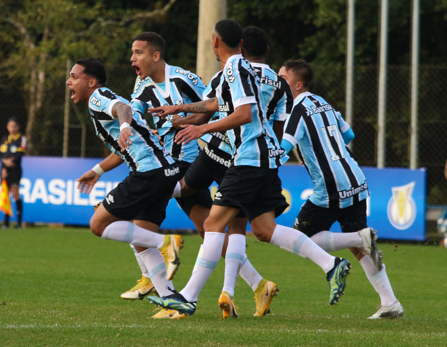 Grêmio goleia Novo Hamburgo em jogo-treino