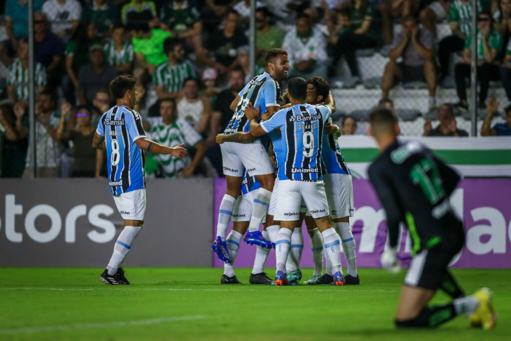 Grêmio vence mas preocupa