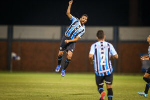 Comemorando seu primeiro gol com a camisa do Grêmio contra o Esportivo