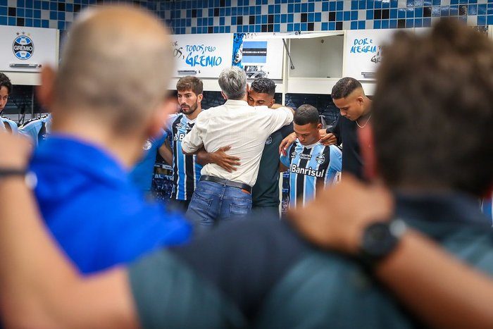 Bastidores do Grêmio, Thiago Santos se emociona com homenagem de Paulo Caleffi, Assista…