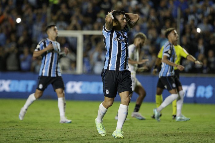 Luís Suárez erra mais uma penalidade pelo grêmio.