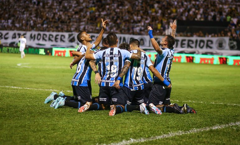 Jogador poderá ficar alguns meses fora.