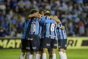 Meia discute com Kannemann mas Renato prega união do elenco.