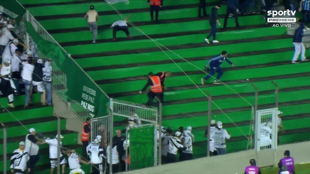 Assista torcida do Santos invade torcida do Grêmio no Alfredo Jaconi