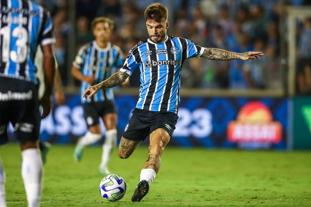 Jogador agrada torcida e Renato em poucos dias.