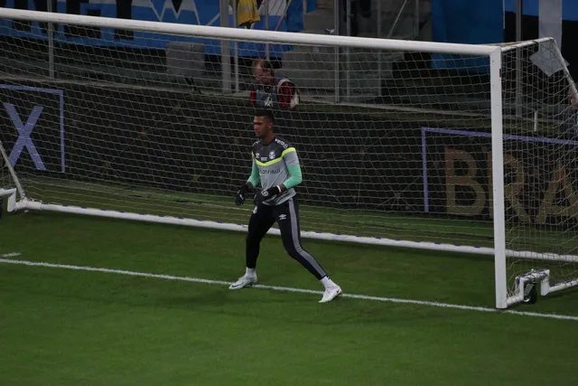 Pivô de crise no Grêmio, Adriel é vaiado na Arena e desconta em porta do vestiário