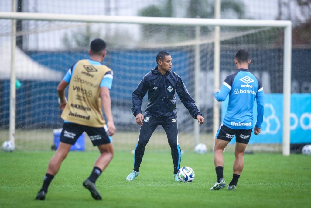 Manhã de treino tático com foco nas jogadas de bola parada