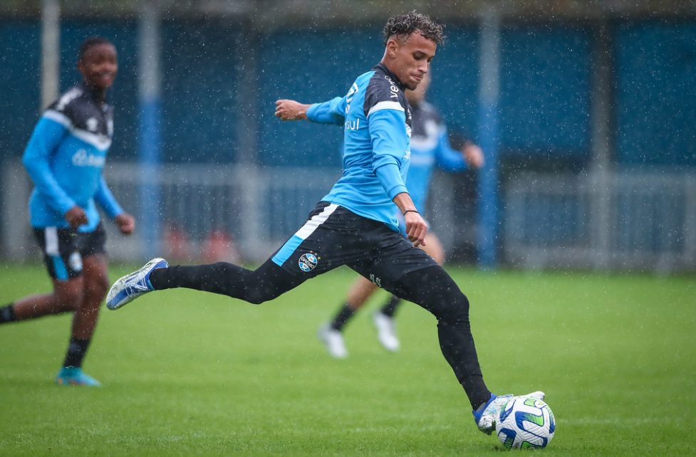 Manhã de treino tático com foco nas jogadas de bola parada