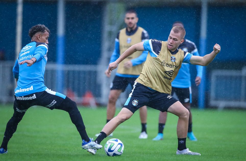 Manhã de treino tático com foco nas jogadas de bola parada