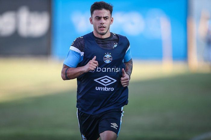 Carballo “ estou treinando e já vou voltar ” disse o camisa 8