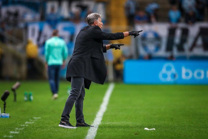 Renato surpreende com mudanças táticas e Grêmio adota postura ofensiva para virar o jogo com linha de quatro na defesa