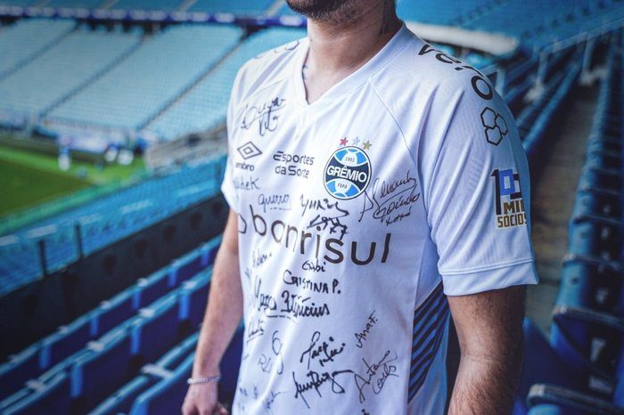 Grêmio com camisa alternativa