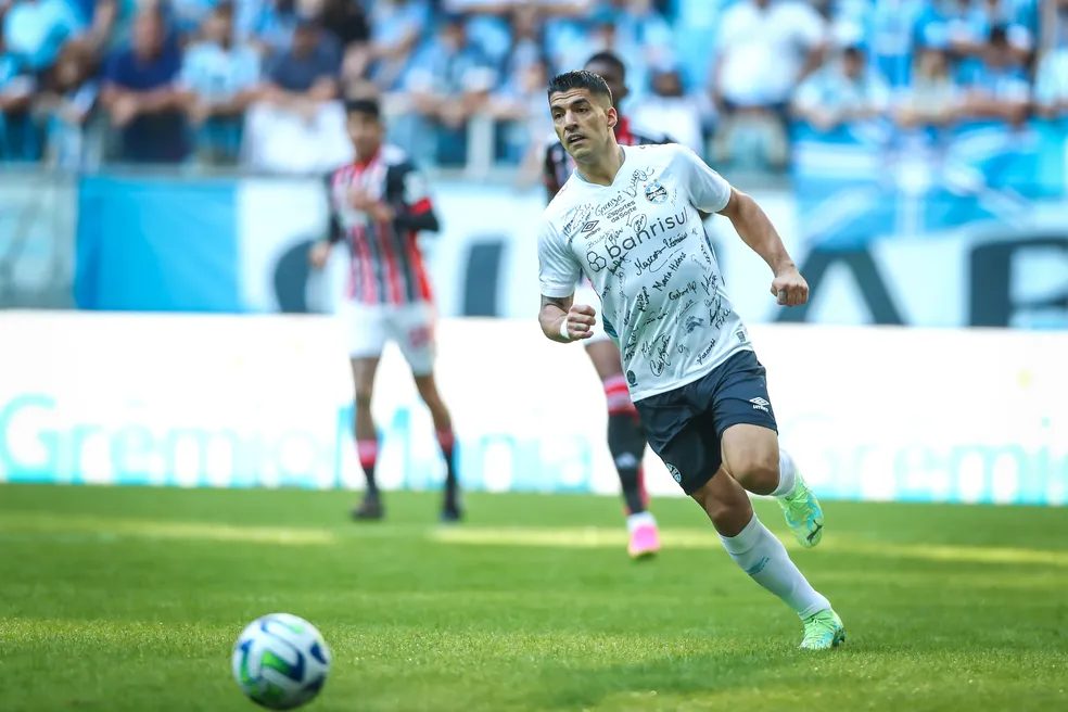 Suárez brilha no Grêmio, mas sofre com dores no joelho