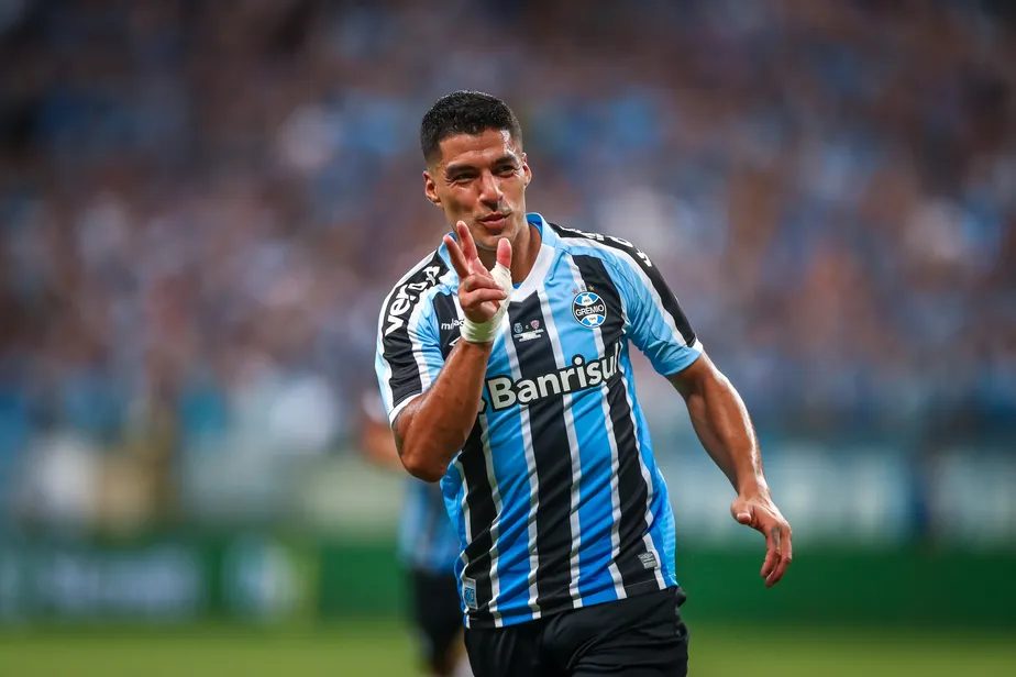 Suárez brilha no Grêmio, mas sofre com dores no joelho
