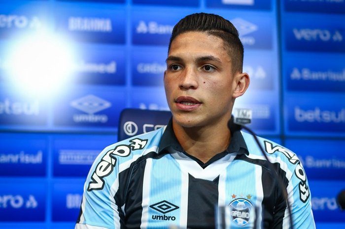 Após cirurgia, Grêmio aguarda por retorno de Ferreira em julho e