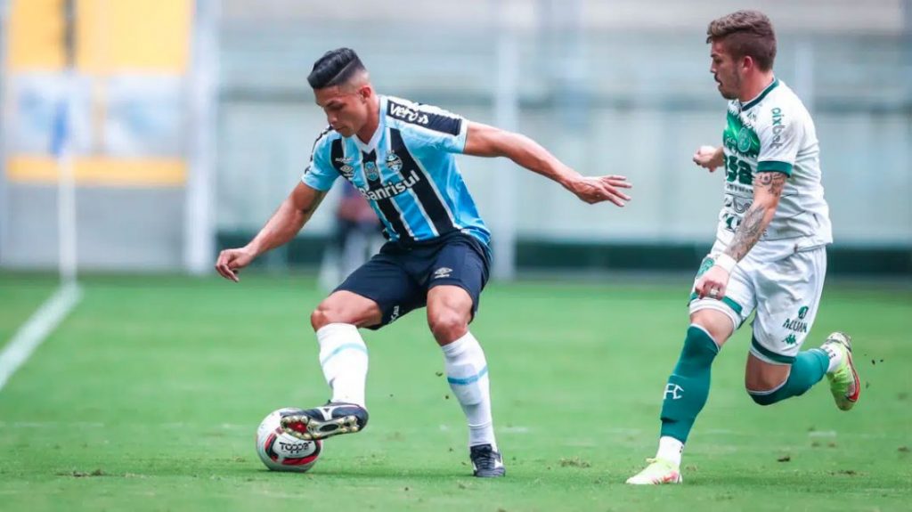 Após cirurgia, Grêmio aguarda por retorno de Ferreira em julho e