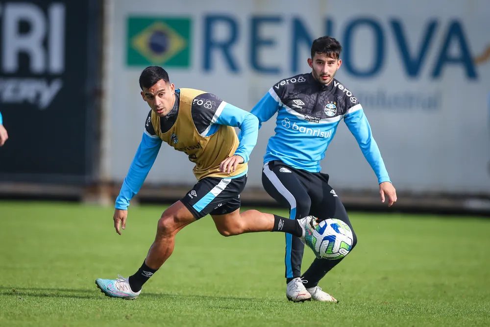 Villasanti retorna aos treinos e Grêmio aguarda Carballo para avaliação médica