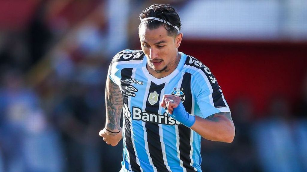 Vina se despede do Grêmio com vitória nos pênaltis e revela destino surpresa no futebol árabe