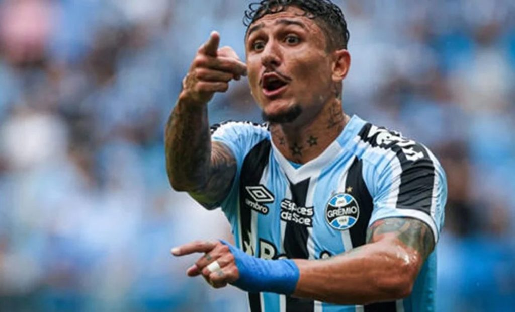 Vina se despede do Grêmio com vitória nos pênaltis e revela destino surpresa no futebol árabe