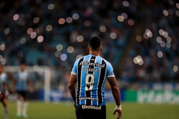 Grêmio aguarda avaliação de Suárez para definir participação crucial contra o Bahia