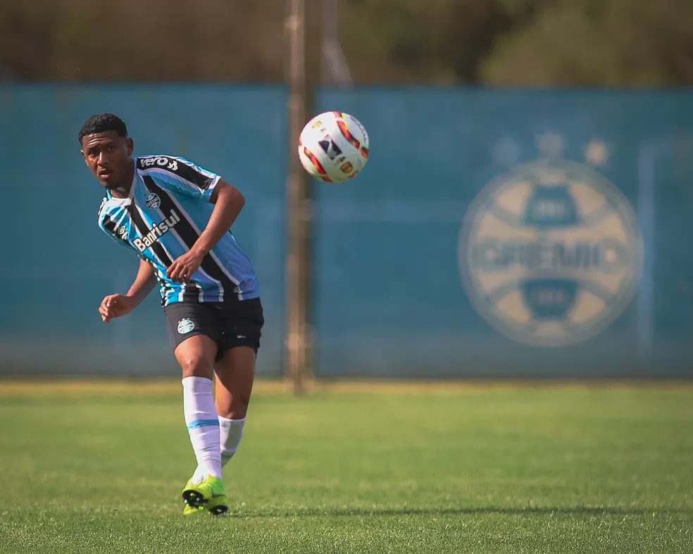 Lateral da base é a novidade entre os relacionados do Grêmio para