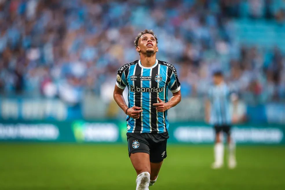 Sem oferta oficial, representante de Bitello assegura concentração no Grêmio: "Relação em harmonia"