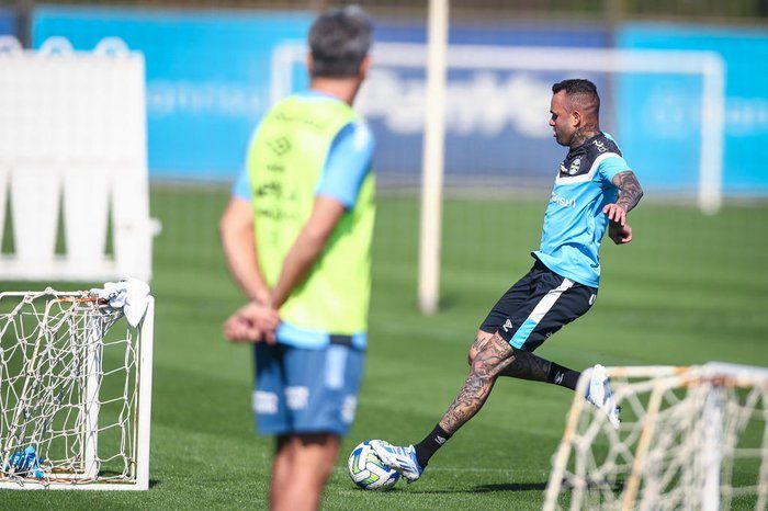 Luan, do Grêmio, está de volta aos gramados: O aguardado retorno do meia-atacante para a partida contra o Fluminense