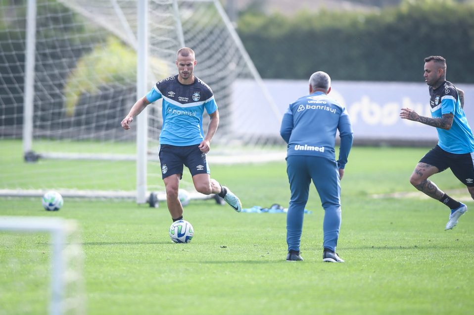 Rodrigo Ely revive lembranças da infância e explica decisão pelo Grêmio: "O sonho de um garoto"