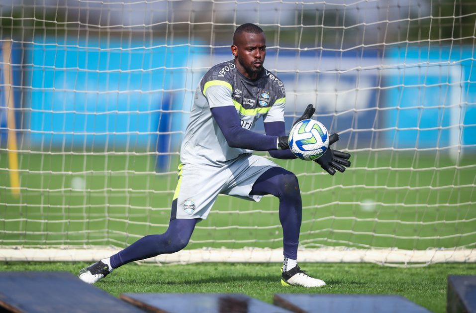 Goleiro Caíque revela audácia ao buscar oportunidade no Grêmio através de mensagem que enviou ao Antonio Brum