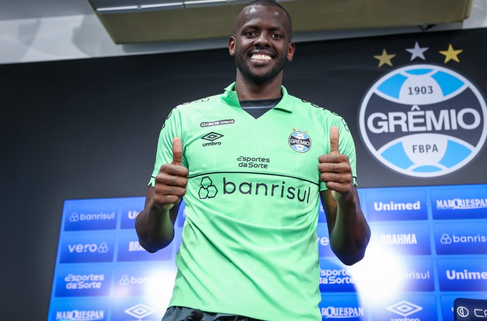 Goleiro Caíque revela audácia ao buscar oportunidade no Grêmio através de mensagem que enviou ao Antonio Brum