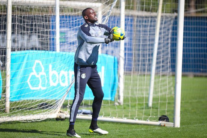 Caíque terá a oportunidade de jogar pelo Grêmio contra o Cuiabá.