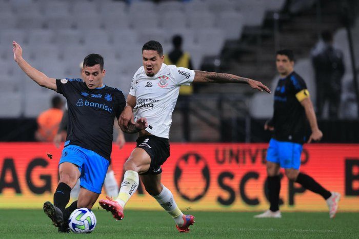 Em jogo eletrizante, Grêmio empata com Corinthians no Brasileiro