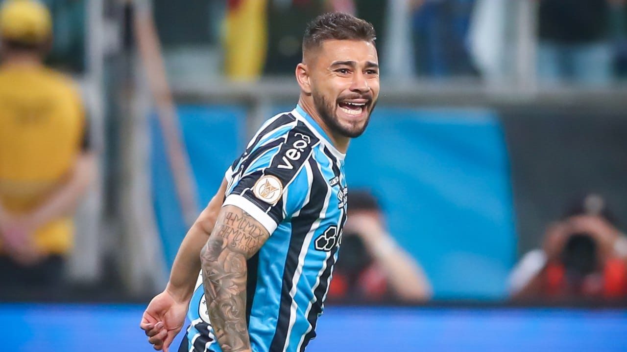 Pai de atacante Jô descarta negociação com o Grêmio