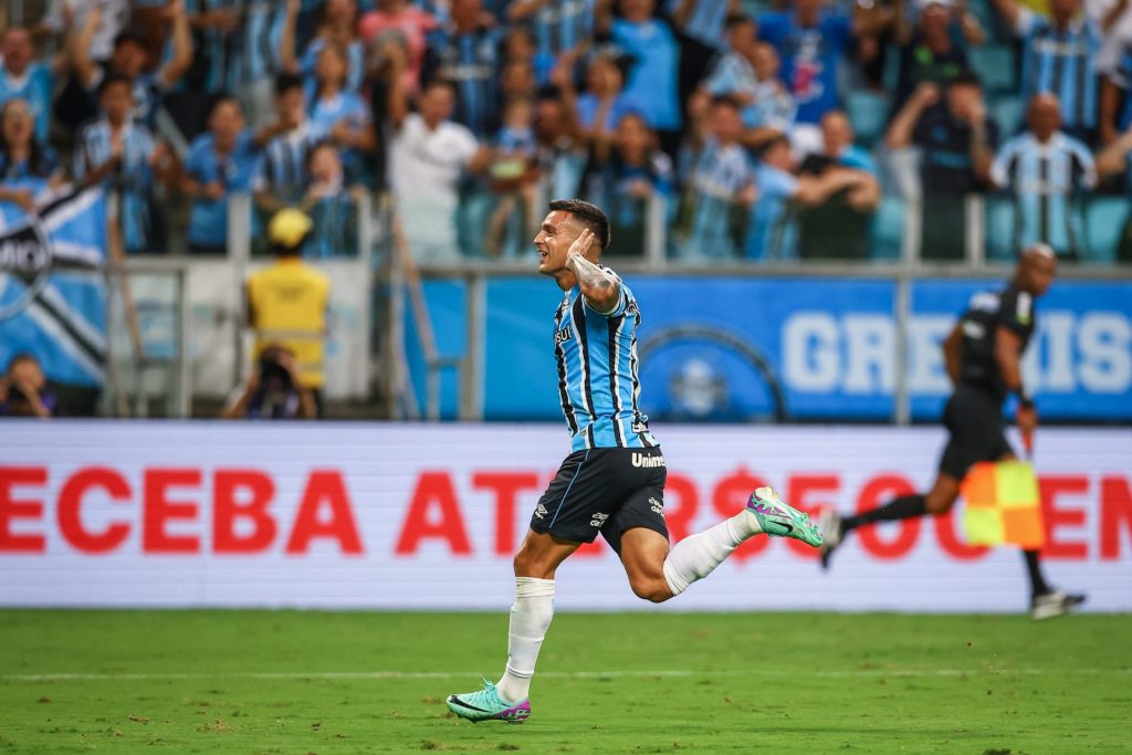 Renato faz pedido para Cristaldo