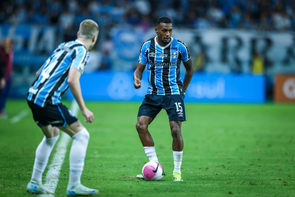 Edenilson retorna ao Beira-Rio com a camisa do Grêmio "Pra ele dar a vida em campo"