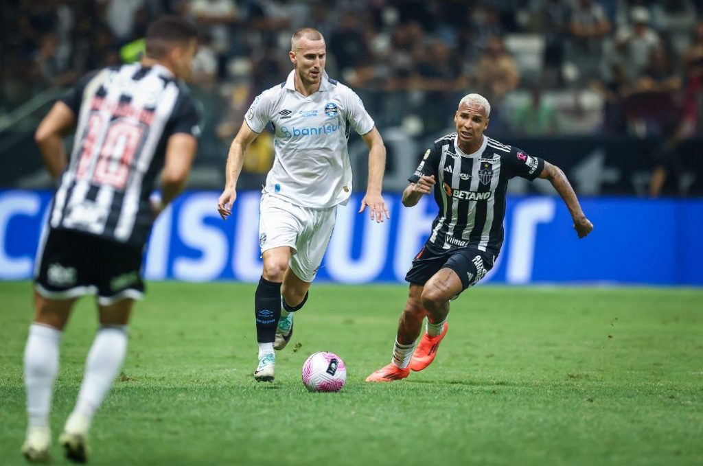 Reinaldo e Deyverson protagonizam polêmica