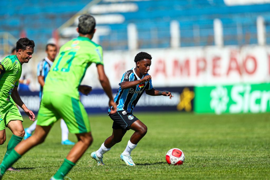 Joia do Grêmio 'destrói' Viery e Marlon em desafio técnico e viraliza: veja o lance