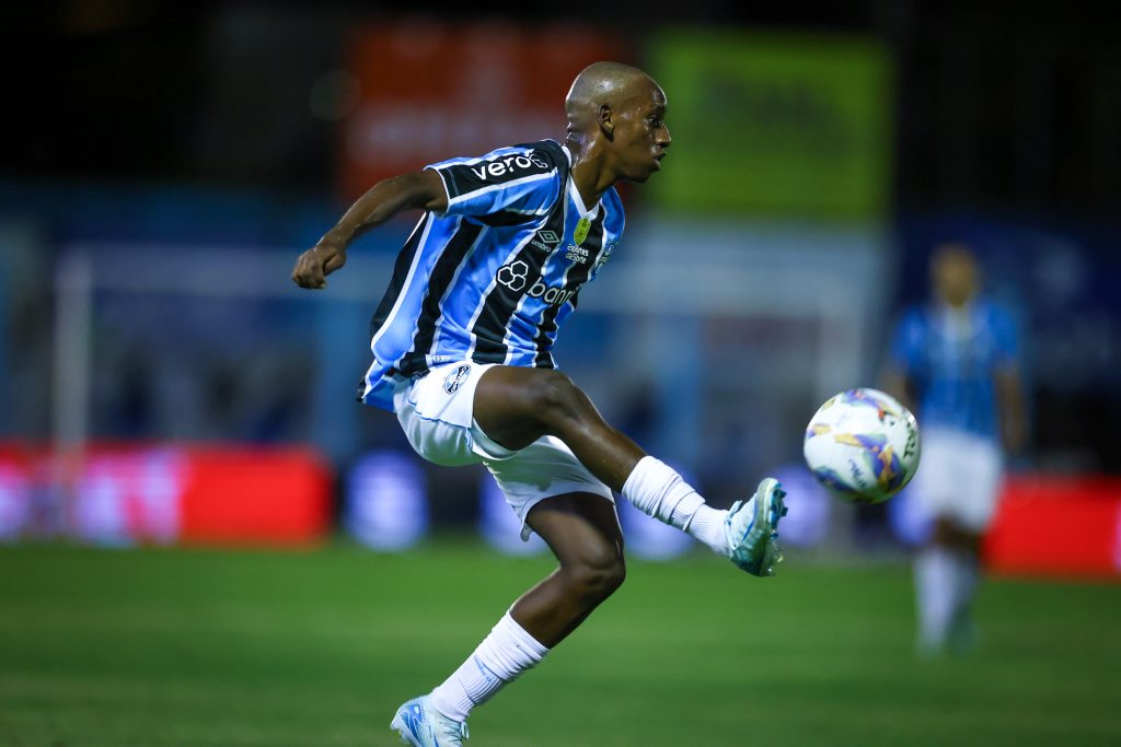 Joia do Grêmio 'destrói' Viery e Marlon em desafio técnico e viraliza: veja o lance