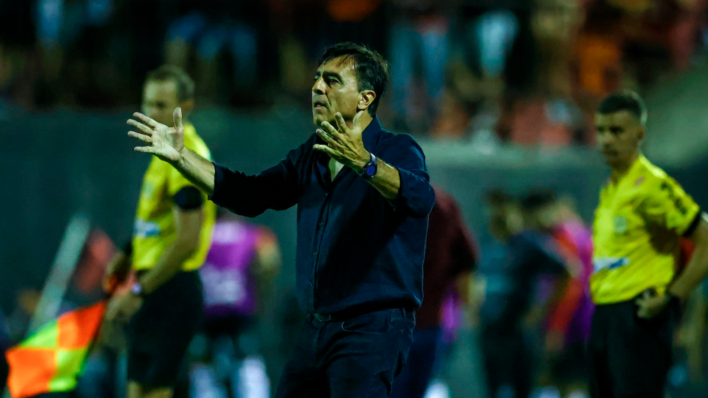 Quinteros quebra o silêncio e 'critica' imprensa após vitória do Grêmio: "Não entendo o drama"