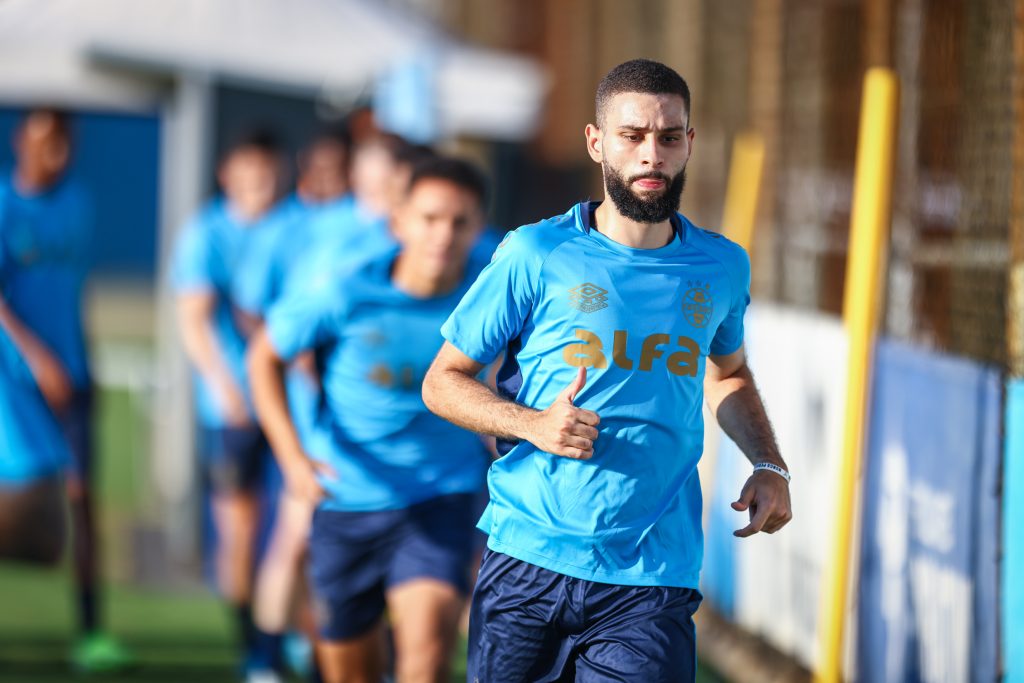 Lesão confirmada: Zagueiro titular do Grêmio vira desfalque, mas já tem data para voltar